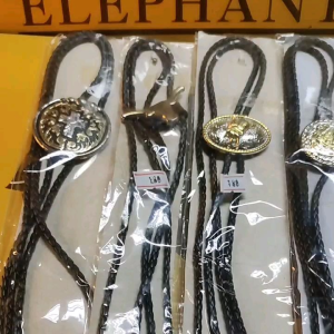 คาวบอยไท้ร์จี้สร้อยโบโลเนื้อซิ้งค์สีนิเกิลพร้อเชือกทักและตุ้มหาง2ตัว