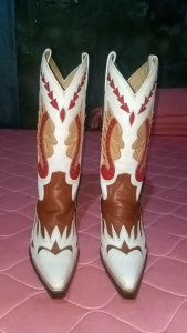 Cowgirl Boots หนังแท้สีขาวและสีน้ำตาล ลาย Inlay สั่งทำพิเศษ(custom-made) มีคู่เดียวลายเดียว ขนาดM(no.36) ใส่ครั้งเดียว