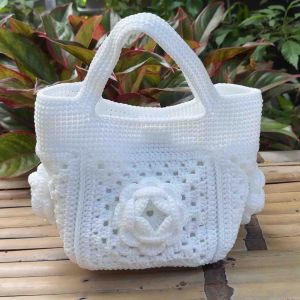 กระเป๋าถัก โครเชต์เชือกร่ม ลายต่อดอกกุหลาบ ขนาดกระท้ดรัด ขอบปากกว้าง 10.5-11 นิ้ว สูง 7 นิ้ว ก้นหนา 5.5 นิ้ว มาพร้อมกระเป๋าซับใน #กระเป๋าถือ #งานฝีมือ #handmade #กระเป๋าลายต่อดอก #กระเป๋าถักลายดอกกุหลาบ #กระเป๋าสตรี #กระเป๋าถัก #กระเป๋าเชือกร่ม