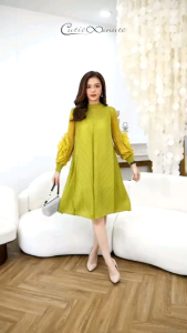 เดรสผ้าอัดพลีท Premium ใช้ผ้าชีฟองจัดแต่งเป็นรูปดอกไม้ที่แขน ตัวชุดใช้การวางผ้าที่สวยเด่น   **แนะนำห้ามซักเครื่องค่ะ**  มี​ 6 สี ​เขียวตอง น้ำเงิน ชมพู ส้ม ขาว แดง