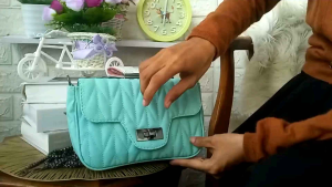 TAS WANITA SELEMPANG BORDIR MOTIF KANCING PUTAR