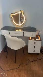 Bàn trang điểm  bàn phấn thông minh có gương đèn led cảm ứng 3 màu sạc không dây loa Bluetooth sản phẩm sang trọng cho các chị em