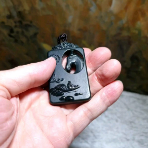 Premium deep inkish greenish with a hint of bluish Nephrite double sides cravings matte plus glossy polishing hollowed out Landscape & Horse Jade pendant/handheld (with certificate) [Natural Crystal] 和田玉塔青墨绿带蓝调哑光加亮光双面雕镂空山水、马吊坠/手把(带证书)