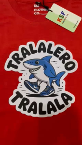 Kaos Distro Anak-Anak TRALALERO TRALALA ANOMALI TUNG TUNG SAHUR KEREN Kaos Anak-Anak Bahan katun Usia 2-11Tahun Fashion Anak-Anak Size XS-XL