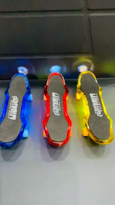 Mainan Finger Skate Mini Skateboard Jari Nyala Lampu Dan Proyektor