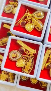 ชุดกลัดพระพิฆเนศ+ท้าวเวสสุวรรณ สาลิกา ลูกแก้วพญานาค แหนบ พร้อมกล่องกำมะหยี่สีแดงสวยงามแถมธูปท้าวเวสสุวรรณ