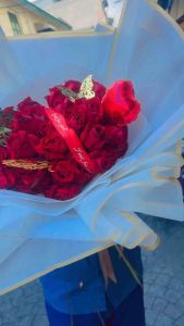 กระดาษห่อของขวัญสีขาว ช่อดอกไม้ขอแต่งงาน 100 ดอก ช่อดอกไม้สบู่กุหลาบ