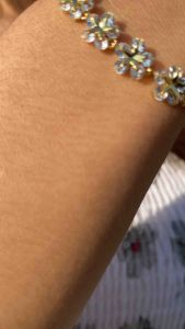 สร้อยข้อมือดอกไม้ฝังเพชร สีทอง รูดปรับขนาดได้ +กล่องเทปใส