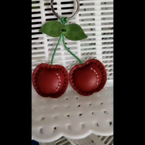 พวงกุญแจเชอร์รี่ รูปผลไม้ ทำจากหนังวัวแท้ ห้อยลูกกุญแจ ห้อยกระเป๋าได้ เป็นของฝากอย่างดี สินค้า Otop 5 ดาว ราชบูรี มาร่าของ Marah