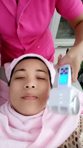 Somjai เครื่องนวดหน้าคลื่นอัลตร้าโซนิคยกกระชับผิว และระบบร้อน-เย็น 2in1 มีหน้าจอ LCD แสดงผลการตั้งค่า (White)