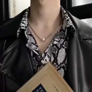 สร้อยคอชายเท่ๆ สร้อยคอผู้ชาย แฟชั่น สร้อยคอชาย สร้อยคอพร้อมจี้ทรงสี่เหลี่ยม สร้อยผู้ชาย สร้อยคอไม่ลอกไม่ดำ Chain Necklace Men รุ่น