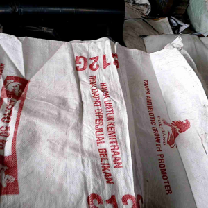 Karung bekas pakan ayam 50kg ( isi10pcs)