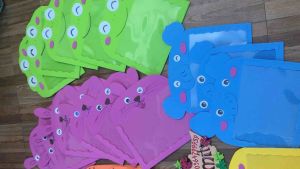 Khung tranh hình thú trưng bày sản phẩm của trẻ