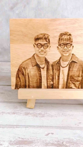 ภาพยิงเลเซอร์ แกะสลักรูปบนไม้ (พร้อมขาตั้งไม้) ของขวัญ ของที่ระลึกสำหรับคนพิเศษ เส้นคมชัด งานสวยคุณภาพดีมาก