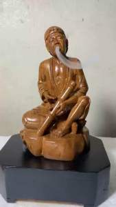 tượng ông lão hút thuốc lào xông trầm vẻ đẹp cuộc sống giản dị thanh bình gắn bó truyền thống gỗ bách cao 20-13-10cm