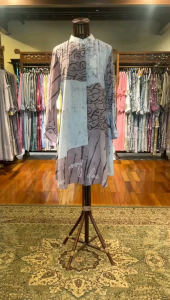 Meida Tunik by Dian Pelangi LIMITED EDITION Blouse Baju Atasan Kemeja Blus Wanita Hijaber Wanita Kerja Kantor Casual Formal Cantik Anggun Modis Modern Simple Elegan Mewah Model Korea Terbaru Motif Batik Abstrak Kekinian