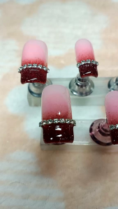 เล็บปลอมสีแดง มีกาวตะใบแถม