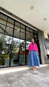 Setelan crop linen dan rok jeans