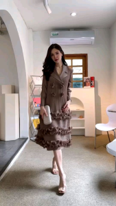 ดิจิทัลเดรสตัวยาวชุดอัดพลีททรงสวย รุ่นนี้แพทย์เทิร์นแขนยาว 😍 คอปกสูท แต่งระบายรอบตัวถึง 3 เลเยอร์ 🌺 คล้ายกระดุมช่วงตัว ดีเทลแน่นๆๆๆ ไฮโซวววว ✨✨✨✨✨ เทียบงานแบรนด์ เริ่ดๆได้เลย  💖 ผ้าเนื้อนูม ใส่สบาย งานสวยมว้ากกกกก