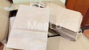 (1แพ็ค 20 ใบ ) ถุงกระดาษคราฟ สีน้ำตาล หูหิ้วเกลียว ฐานกว้าง ใส่ของแจก ขนม จัดเบรค พร้อมส่ง