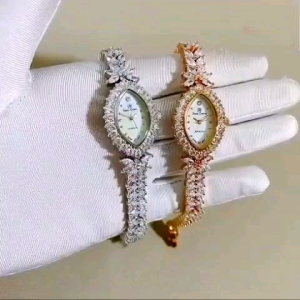 นาฬิกาผู้หญิง Royal Crown ( 100%) นาฬิกาประดับเพชรมีสีเงินทอง & โรสโกลด์หน้าปัดมุกสวยหรูระบบถ่านกันน้ำจัดส่งพร้อมกล่องครบ 1 ปี บัตรับประกัน 1 ปี