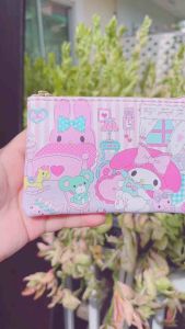 💖 กระเป๋าซิปสุดน่ารักลาย Kuromi จาก Sanrio 💖 พกพาสะดวก ดีไซน์คิ้วท์เกินต้าน เหมาะสำหรับใส่เหรียญ ใส่การ์ด หรือของจุกจิกเล็ก