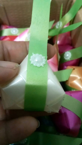 เหรียญโปรยทานขนมใส่ไส้ พร้อมเหรียญในตัว คละสี (20 ชิ้น) พร้อมส่ง