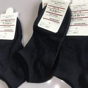 ถุงเท้าดำข้อสั้น เนื้อผ้านิ่ม ไม่ยืดง่าย ใส่สบาย ราคาคู่ละ 8 บ