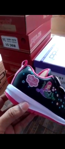 Sepatu Sekolah Anak Perempuan Minicorn Hitam Pink