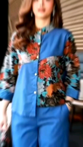 ชุดเซ็ทผ้าลินินฝ้ายเกรดพรีเมี่ยม งานแต่งสลับด้วยผ้าลายดอกไม้ ที่แขนและกางเกงมีงานปักสวยๆ เพิ่มความเก๋ด้วยกระดุมไม้ กางเกงมีกระเป๋าซ่อน ชุดเซ็ทตัวนี้สวยและลงตัวมาก