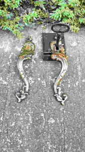 Tarikan Lemari Kuningan Kunci Antik Motif Lengkung 13 cm 1 Set
