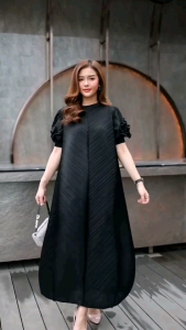 Maxi เดรสผ้าอัดพลีท Pleated Premium Fabric ชุดใช้การวางผ้าที่สวยเด่น ดีเทลต่งแขนด้วยผ้าชีฟองจับวางเป็นรูปดอกไม้ ทรงชุดสวยใส่แล้วดูดี เรียบหรูหราสวยมากค่ะ