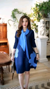 เดรสผ้าอัดพลีท ลายผ้าลายดอกไม้ ดีเทลด้านข้างวางผ้าสลับสี มาพร้อมผ้า1ผืน จะผันคอหรือผูกเอวก็สวยค่ะ ดีไซน์ชุดดีเก๋สวยมากค่ะ