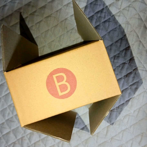 กล่องพัสดุ กล่องไปรษณีย์ ขนาดเบอร์  B(ข) กว้าง17cm. ยาว25cm. สูง9cm.ขนาดรวม51cm. ( 1 เเพ็ค 20 ใบ) Parcel box postal box size B (B) 1 pack 20 sheets)