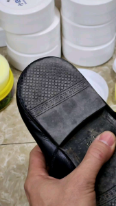 Mua 1 hộp tặng 2 bông lau sạch giày dép đen trắng và nâu