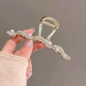‼️READY STOCK‼️(Z262)Premium Quality Elegant Full Rhinestone Twisted 11.5cm Large Hair Claw/ Korea Fashion Hair Clip