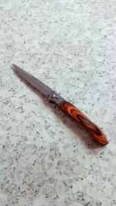 อุปกรณ์เดินป่าขนาด 30 cm มีดออโต้และมีดล็อค มีดประเภทที่สามารถกางหรือล็อคของใบมีด ซึ่งมีกลไกในการล็อคใบมีดให้เปิดออก ใบมีดทำจากโลหะ สินค้าพร้อมส่งค่ะ