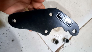 BREKET DUDUKAN PIRINGAN DISC KALIPER DEPAN YAMAHA WR 155 PNP DAN TRACKER