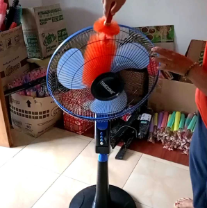 Sikat debu kipas angin tanpa membuka tutup kipas