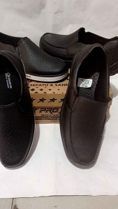 Sepatu Kerja Kantor Pantofel Karet Hitam Putih Sankyo Pria Wanita Anti Selip Anti Air Lentur