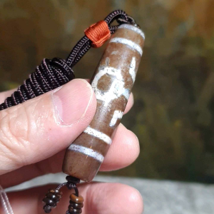 Aged Tibetan Xang Xung (Zhang Zhung) Saviour Dzi with red spots (with certificate) [Natural Crystal] 西藏老矿象雄满朱砂贵人天珠(带证书)