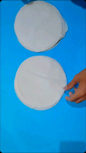 Kulit Lumpia isi 50 lembar cocok buat bikin aneka kue serbaguna dibuat dengan bahan bahan pilihan dan semua proses menggunakan mesin sehingga lebih higienis