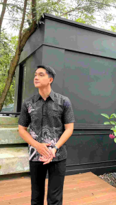 KEMEJA BATIK PRIA HITAM MANIS MOTIF WAYANG TITIK