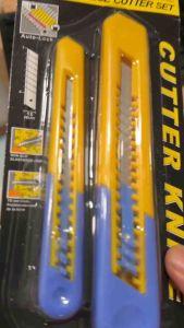 คัตเตอร์ใหญ่+คัตเตอร์เล็ก สีเหลืองฟ้า แบ่งขายแพ็คคู้ซื้ิอมีเดียวได้ 2 ด้าม สุดคุ้มใบมีดคม