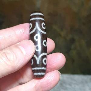 Gegegems Collection rare 60.2mm Aged Tibetan Xang Xung (Zhang Zhung) odd shape 15 Eyes Dzi with red spots pendant (with certificate) 罕见60.2毫米西藏老矿象雄满朱砂不规则形状十五眼天珠(带证书)