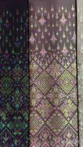 ผ้าไหมไทย ผ้าถูกหรือผ้าซิ่น กาฬสินธุ์ เนื้อไหม แบบหรู ผ้าเป็นผืน สามารถนำไปตัดเย็บ ตามต้องการ คุณภาพเรียบเนียนกับความสวยงาม ผ้าไหมแพรวายังนาน ผ้าเป็นผืน สามารถใช้งานได้ที่คุณต้องการ