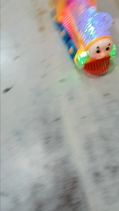 kereta lokomotif dilengkapi musik lampu dan bisa berjlaan. bahan dari abs  kuat pengemasan ada kotaknya ada 2 warna. mainan  koleksi.