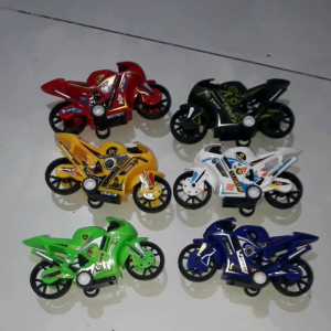 Một chiếc xe mô tô mô hình bằng nhựa chạy bánh lùi kích thước 12x6x4 cm