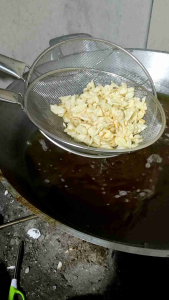 keripik singkong bawang putih enak gurih kriyuk 250 gram