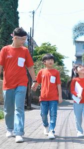 Baju Kaos Couple Lukita Sarimbit Series Warna Putih Bisa Dipakai Anak dan Dewasa Bahan Catton Combed